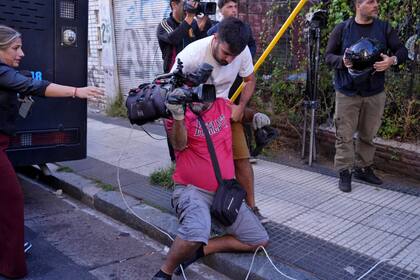 El momento en que demoraron a Facundo Tedeschini, camarógrafo de A24.