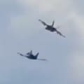 El momento en que dos aviones de combate chocan durante un show aéreo en Estados Unidos