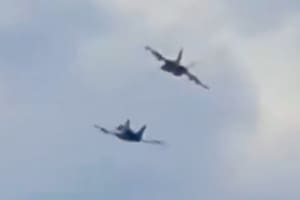 El momento en que dos aviones de combate chocan durante un show aéreo en Estados Unidos