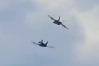 El momento en que dos aviones de combate chocan durante un show aéreo en Estados Unidos