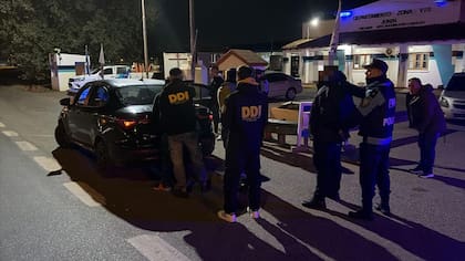 El momento en que dos de los integrantes de la banda son detenidos por la Policía