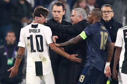 El momento en que Dybala le recriminó a Mourinho un gesto provocador contra la hinchada de Juventus, cuatro años antes de reunirse en Roma
