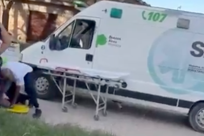 El momento en que el adolescente es golpeado