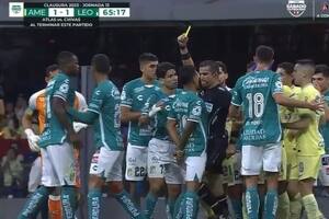 El rodillazo del árbitro al Perro Romero y la pelea de dos técnicos argentinos, con remera rota incluida