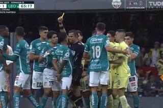 El rodillazo del árbitro al Perro Romero y la pelea de dos técnicos argentinos, con remera rota incluida