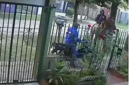 El momento en que el asaltante montado en su caballo intenta arrebatar al vecino en la puerta de su domicilio