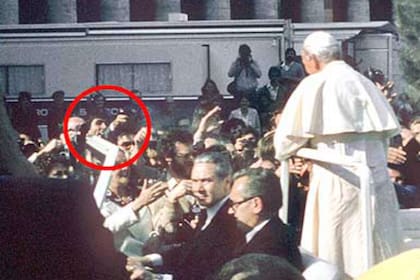 El momento en que el atacante dispara sobre Juan Pablo II el 13 de mayo de 1981