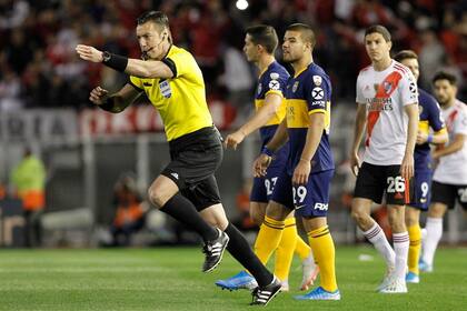 El momento en que el brasileño Claus decreta el penal para River, luego de consultar el VAR