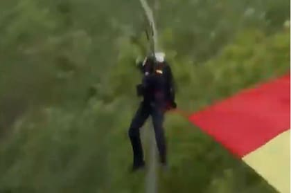 El momento en que el cabo primero Pozo pega contra el poste de luz