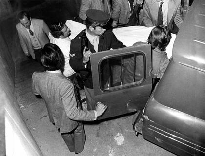 El momento en que el cadáver de Arturo Mor Roig es descendido en la morgue del Instituto de Cirugía de Haedo, el 15 de julio de 1974.