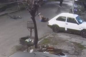 El momento en que el ciclista cae, baleado por un motochorro en Loma Hermosa, partido de Tres de Febrero