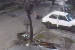 Motochorros balearon a un hombre que circulaba en bicicleta con su pareja