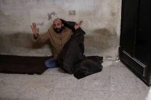 El momento en que el ciudadano sirio aparece en una cárcel, grabado por las cámaras de CNN