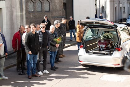 El momento en que el cortejo fúnebre llega al cementerio. Esperando, Juan Puig, hijo de Arturo, y Federico D'Elía.