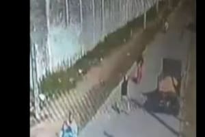 Atropelló a un ladrón que lo apuntó con un arma para robarle la moto