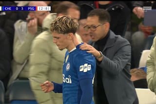 El pedido que dejó a Garnacho en ridículo: hizo de mensajero del DT de Chelsea con la serie 8-2 abajo