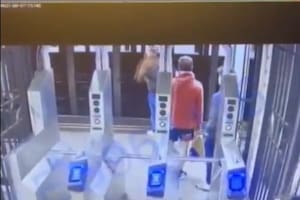 El momento en que el encapuchado empuja al pasajero