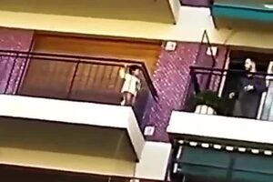 Un hombre saltó de balcón a balcón en un quinto piso para rescatar a un niño