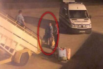 El momento en que el músico era descendido del avión de Transavian