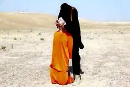 El momento en que el periodista es ejecutado frente a cámara