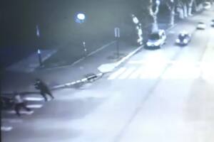 El momento en que el policía disparó contra los motochorros