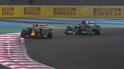 El momento en que el Red Bull de Verstappen supera a Hamilton en el Gran Premio de Abu Dhabi.