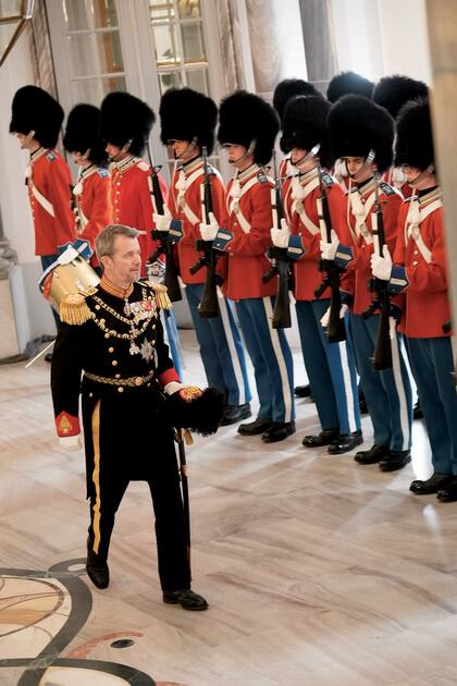 El momento en que el Rey pasa revista a la Guardia Real.