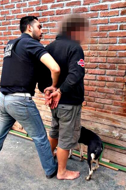 El momento en que el sospechoso fue detenido por detectives de la Policía de la Ciudad