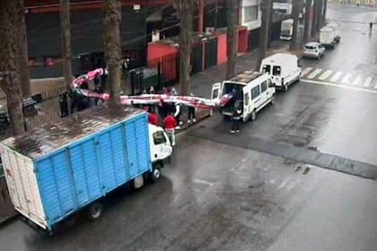 El momento en que es retirada la bandera de Los Monos