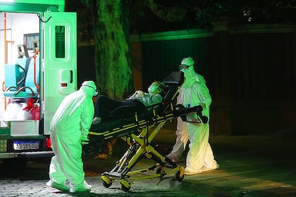 El momento en que evacuaban a los ancianos del geriátrico de Belgrano