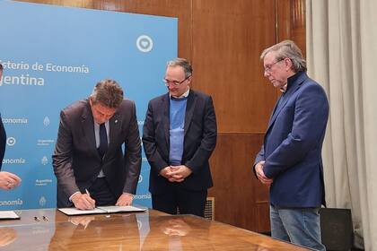 El momento en que firmó Sergio Massa