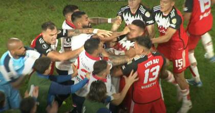El momento en que Franco Romero impacta con su puño en el rostro de Paulo Díaz, durante el encuentro entre Nacional y River