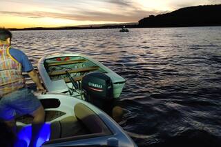 Encontraron una lancha a la deriva en un dique cordobés, pero su tripulante no aparece