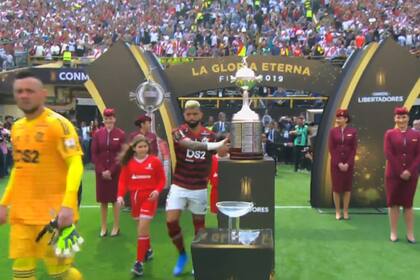 El momento en que Gabygol toca la copa