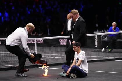 El momento en que intentan apagar el fuego en la cancha donde jugaba Schwartzman