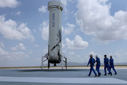 El momento en que Jeff Bezos y su tripulación caminan hacia el cohete New Shepard, de su empresa Blue Origin