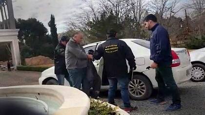 El momento en que Jorge Omar Castillo es llevado detenido, en Luján