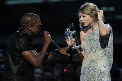 El momento en que Kanye West subió al escenario y le robó el micrófono a Taylor Swift