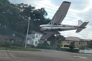 El momento en que la avioneta realiza su aterrizaje forzoso en una carretera de Orlando, Florida