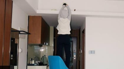 El momento en que la BBC encuentra una cámara espía oculta en una habitación de hotel.