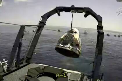 El momento en que la cásula era subida al barco SpaceX Go Navigator