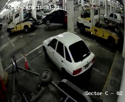 El momento en que la grúa se lleva de la playa de acarreo porteña el auto para entregarlo a dos personas que no eran sus dueños