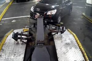 El momento en que la grúa se lleva de la playa de acarreo porteña el auto para entregarlo a dos personas que no eran sus dueños