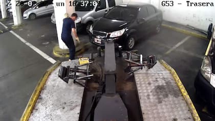 El momento en que la grúa se lleva de la playa de acarreo porteña el auto para entregarlo a dos personas que no eran sus dueños