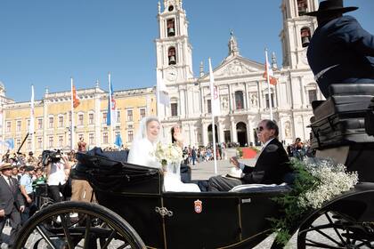 El momento en que la infanta llega a la ceremonia con su padre, el duque de Braganza, en un antiguo carruaje negro tirado por caballos. 