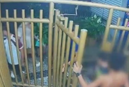 El momento en que la joven es recibida en la puerta del departamento por su exnovio