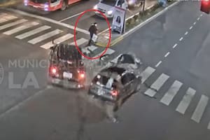 El momento en que la joven queda en medio de los dos autos