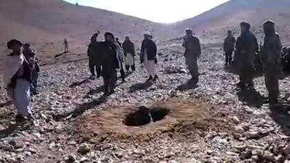 El momento en que la mujer es lapidada en el suelo afgano
