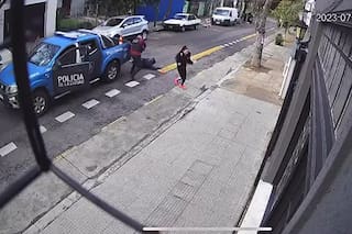 La policía redujo a balazos a un joven que, armado, agredió en la calle a su expareja