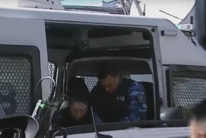 El momento en que la sospechosa llega a la fiscalía para su declaración indagtoria